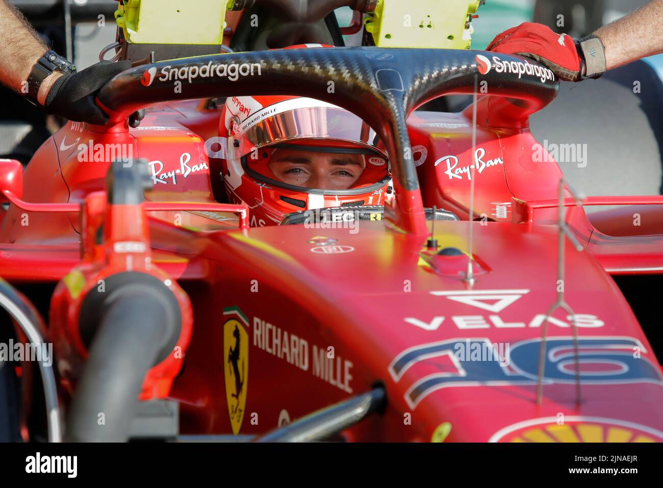 Ferrari f1 75 charles leclerc pit Banque de photographies et d’images à