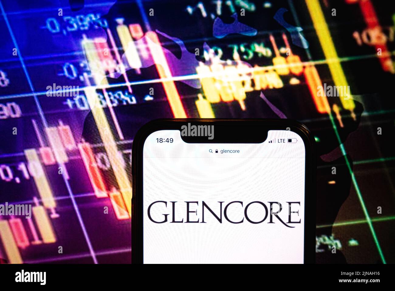 KONSKIE, POLOGNE - 09 août 2022: Smartphone affichant le logo de la société Glencore sur fond de diagramme boursier Banque D'Images