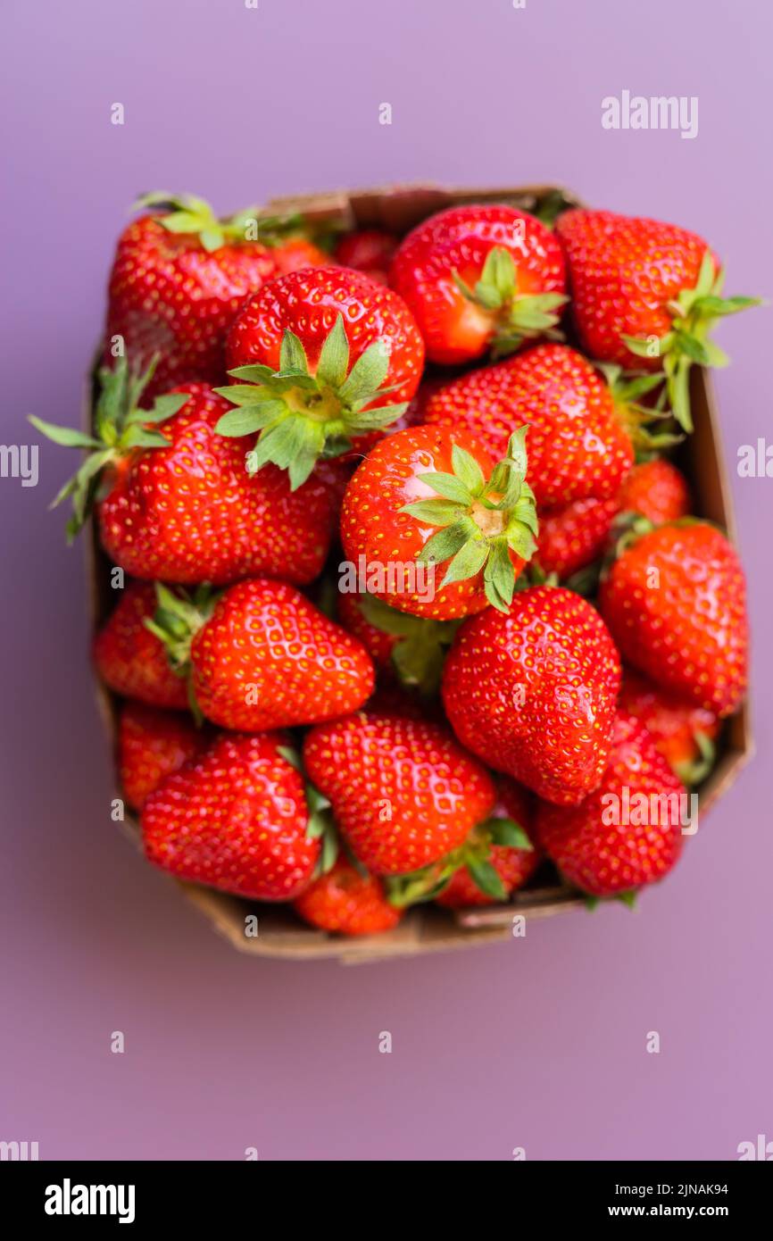 Fraises fraîches dans une boîte, vue d'été sur les baies - concept de nourriture saine et de vitamines Banque D'Images