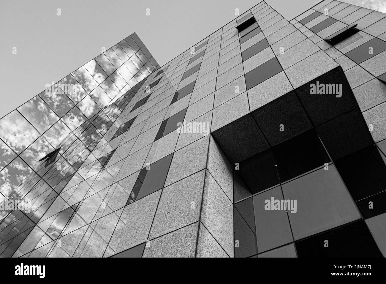 Gratte-ciel noir et blanc avec vue à angle bas et réflexion de nuages blancs à Belgrade, Serbie Banque D'Images