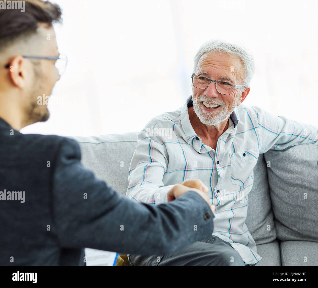 poignée de main senior couple investissement entreprise finance main agent réunion accord planification accueil Banque D'Images