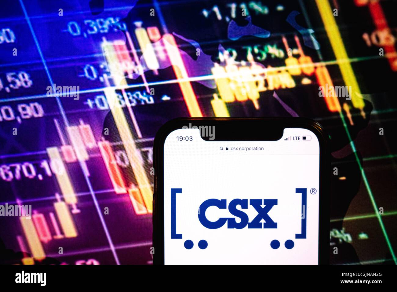 KONSKIE, POLOGNE - 09 août 2022: Smartphone affichant le logo de CSX Corporation sur fond de diagramme boursier Banque D'Images
