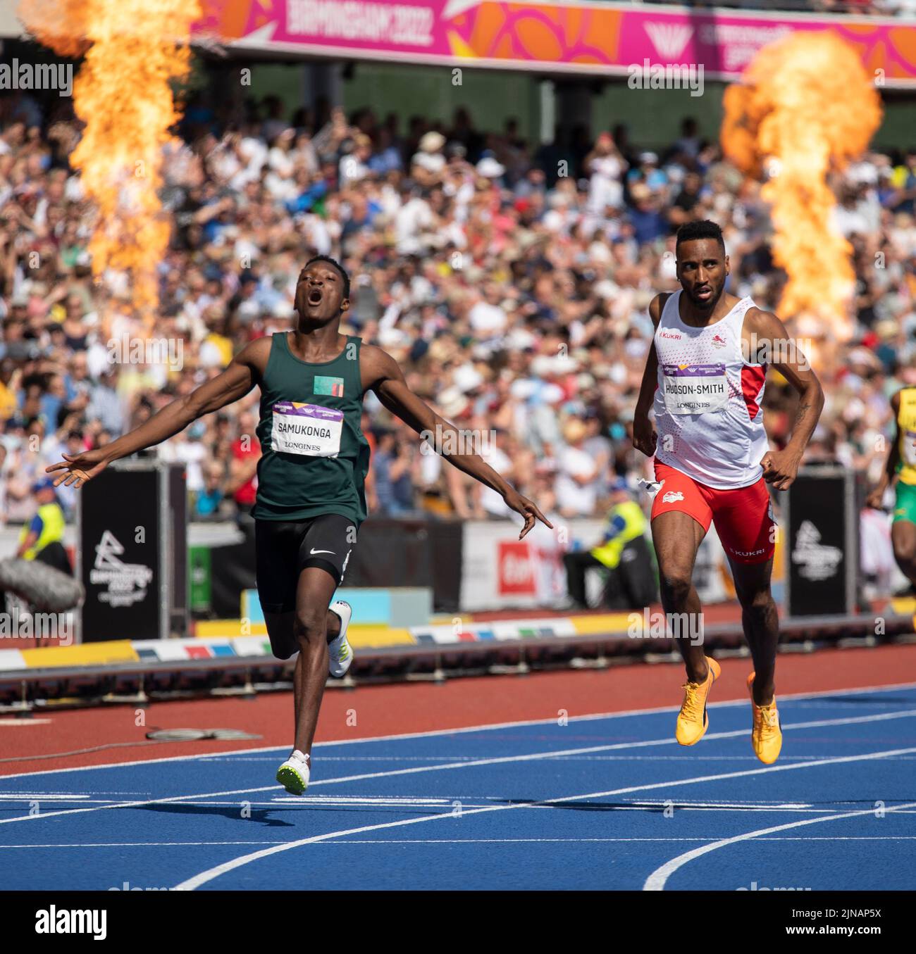 Muzala Samukonga, de Zambie, et Matthew Hudson-Smith, d’Angleterre, en compétition pour la finale masculine de 400 aux Jeux du Commonwealth au stade Alexander, à Birmin Banque D'Images