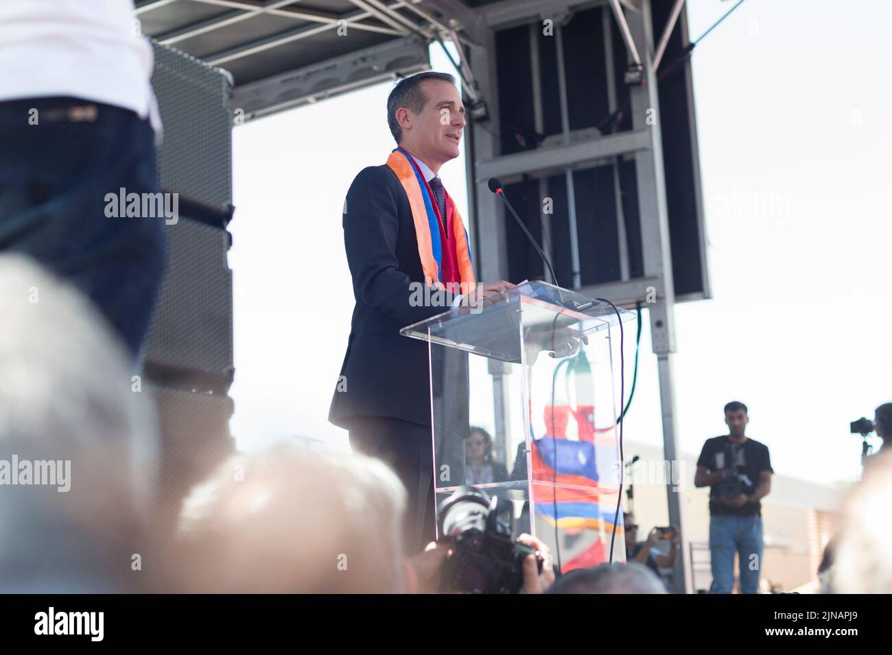 Le maire de Los Angeles, Eric Garcetti, s'exprime en faveur du jour du souvenir du génocide arménien avec le drapeau arménien autour de son cou Banque D'Images