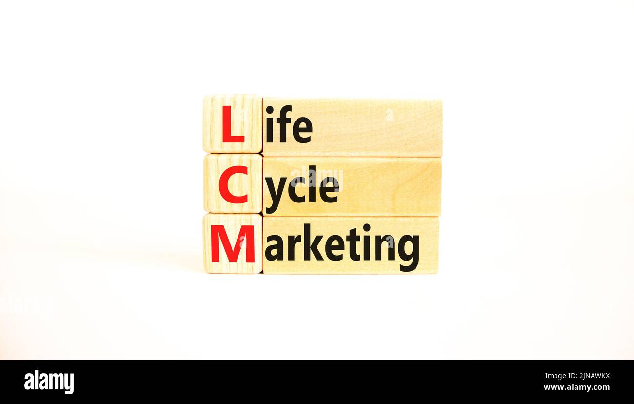 Symbole marketing du cycle de vie LCM. Concept mots LCM cycle de vie marketing sur des blocs de bois sur une belle table blanche fond blanc. Business et LCM l Banque D'Images