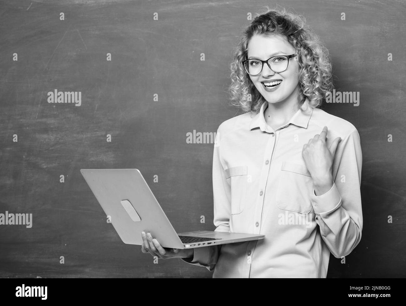 Cours en ligne d'enseignement. Concept de scolarisation en ligne. Carnet de notes de l'enseignant recherche informations fond du tableau de surveillance. École en ligne. Femme surfant sur un ordinateur portable Banque D'Images