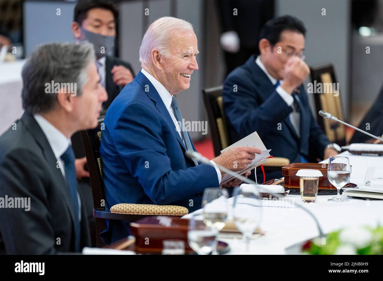 Tokyo, Japon. 24 mai 2022. Le président américain Joe Biden, au centre, sourit lors d'un déjeuner de travail avec les chefs de la Quad à la résidence du Premier ministre japonais de Kantei, 24 mai 2022, à Tokyo, au Japon. De gauche à droite, le secrétaire d'État américain Tony Blinken, le président Joe Biden et le premier ministre japonais Fumio Kishida. Crédit : Adam Schultz/États-Unis Département d'État/Alamy Live News Banque D'Images