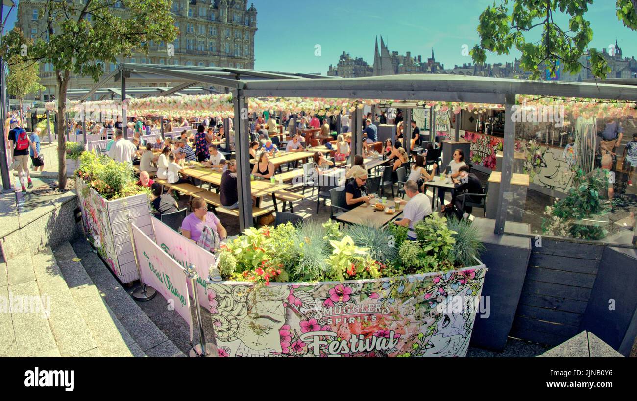 Édimbourg, Écosse, Royaume-Uni 10th août 2022. Météo au Royaume-Uni : le temps ensoleillé sur le chemin a vu les habitants et les touristes toasts dans le soleil tandis que l'herbe sur les jardins de la rue des princes a brûlé et ils ont pris les actes et les bruckers de circulaire sur le Royal Mile et la butte. Crédit Gerard Ferry/Alay Live News Banque D'Images