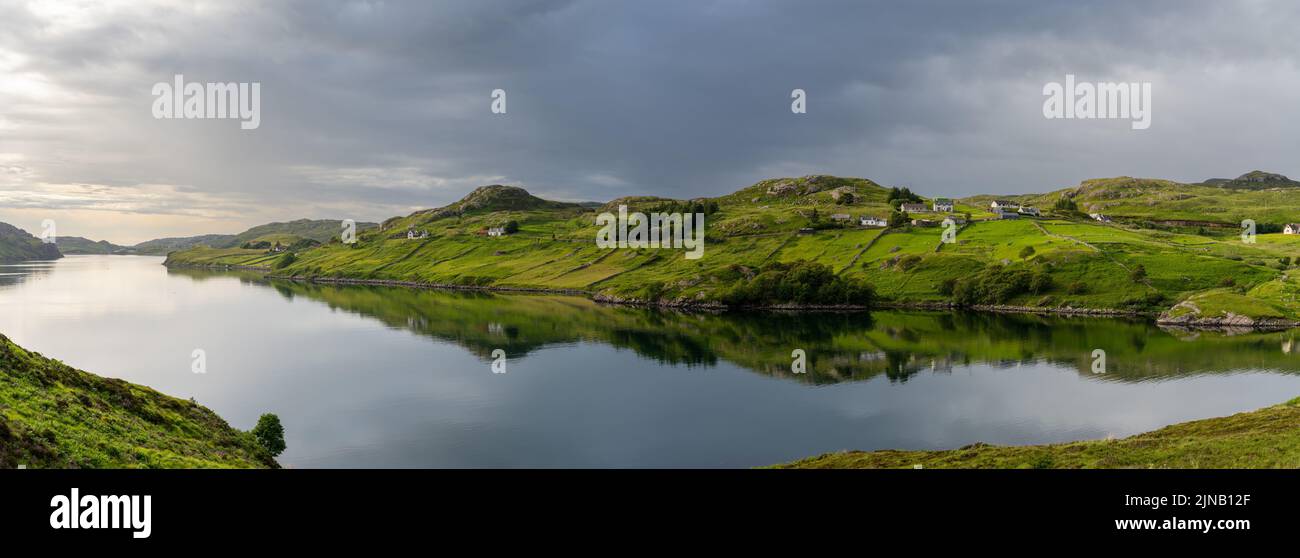 Vue panoramique sur le Loch Inchard et le hameau d'Achriesgill dans les Highlands écossais, dans une lumière chaude le soir Banque D'Images