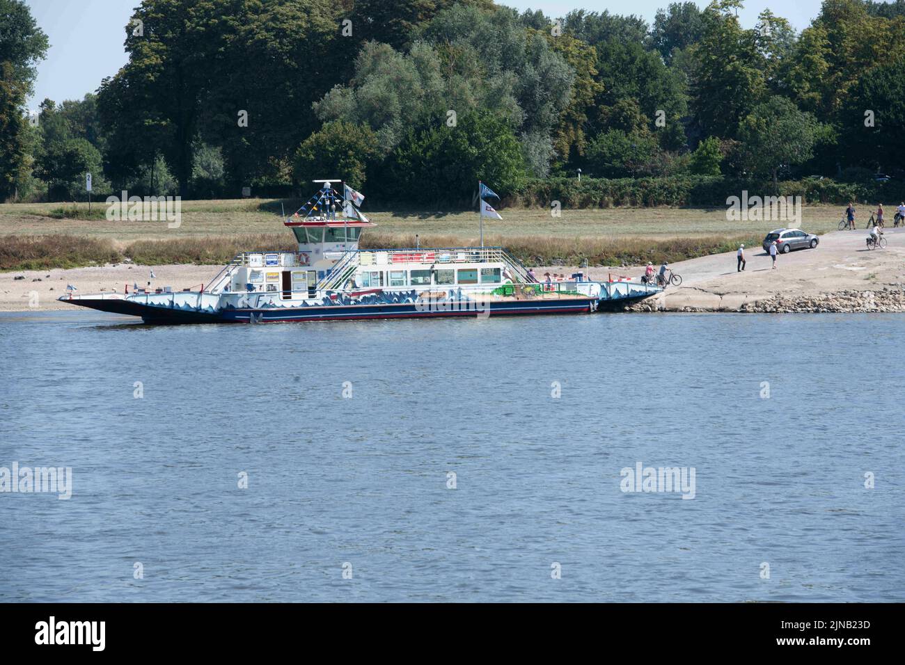 Meerbusch, Allemagne. 10th août 2022. Le ferry du Rhin Michaela II, a amarré sur la rive droite du Rhin près de Kaiserswerth, les véhicules et les piétons quittent le ferry, le Rhin a un niveau d'eau bas, la banque a séché, l'eau basse dans le Rhin près de Langst / Kaiserswerth, au ferry du Rhin Kaiserswerth - Langst à Meerbusch, 10,08. 2022, ? Credit: dpa/Alay Live News Banque D'Images