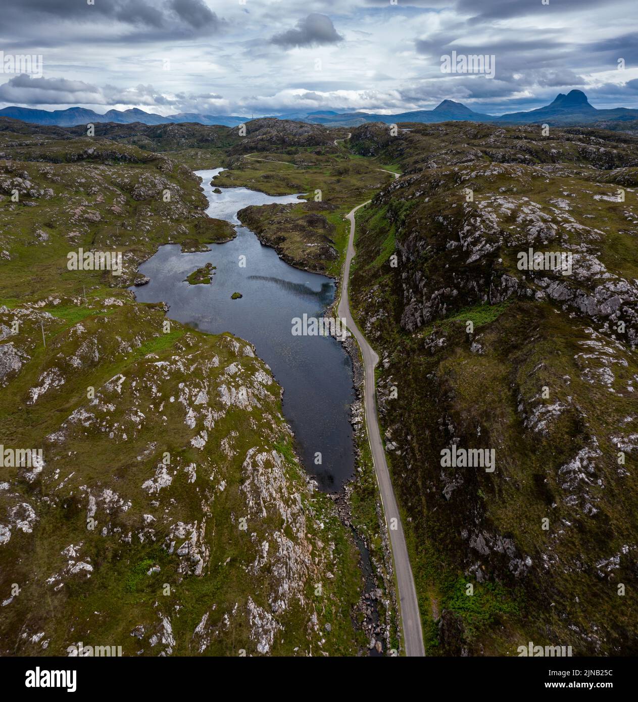 Vue sur une route côtière et un paysage sur la route panoramique North Coast 500 dans les Higlands écossais près de Lochniver Banque D'Images