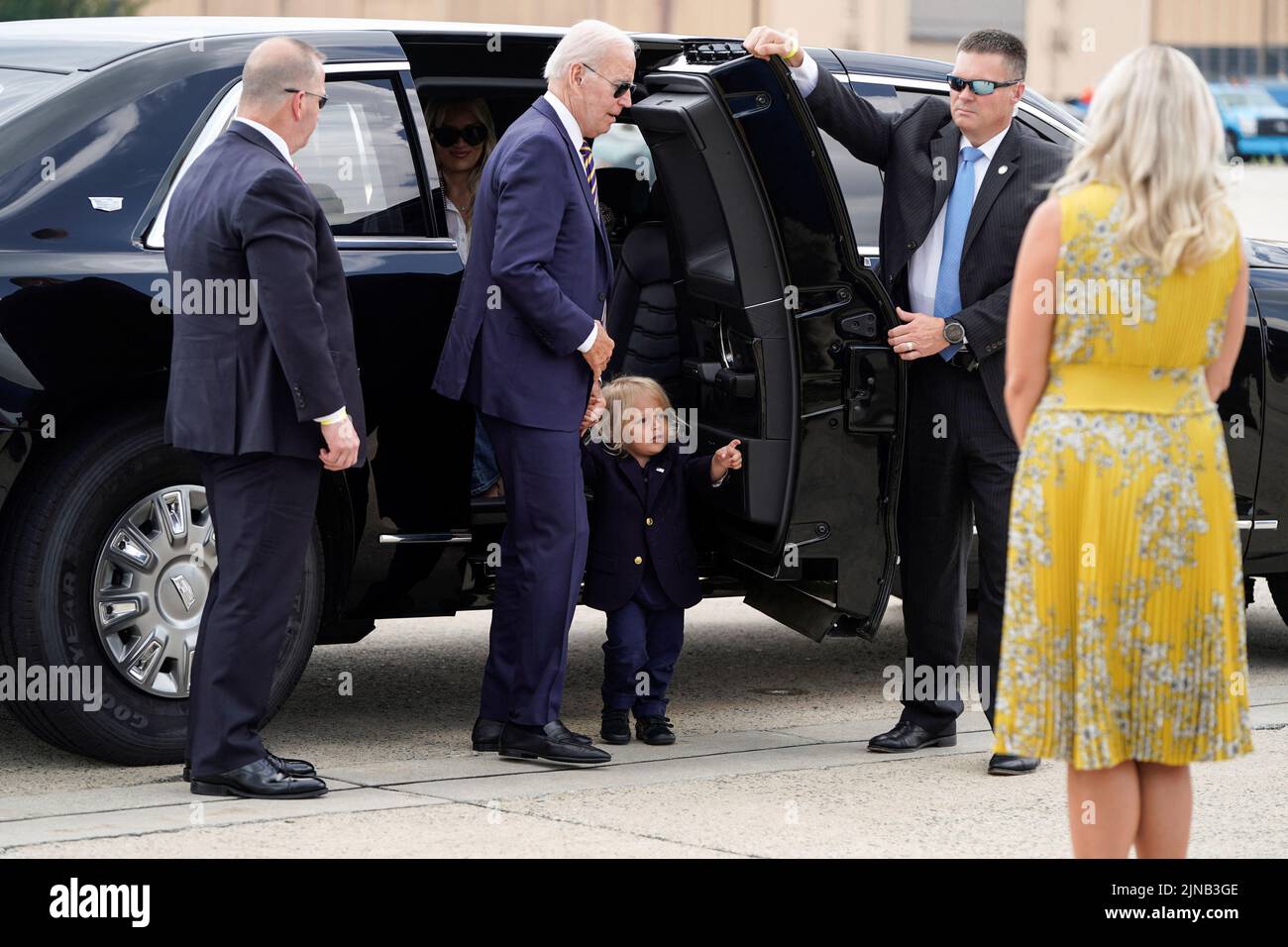 Le président américain Joe Biden est à quelques pas d'une limousine avec son petit-fils beau Biden avant de monter à bord de la Force aérienne One pour Charleston, Caroline du Sud, à partir de la joint base Andrews dans le Maryland, États-Unis, 10 août 2022. REUTERS/Joshua Roberts Banque D'Images