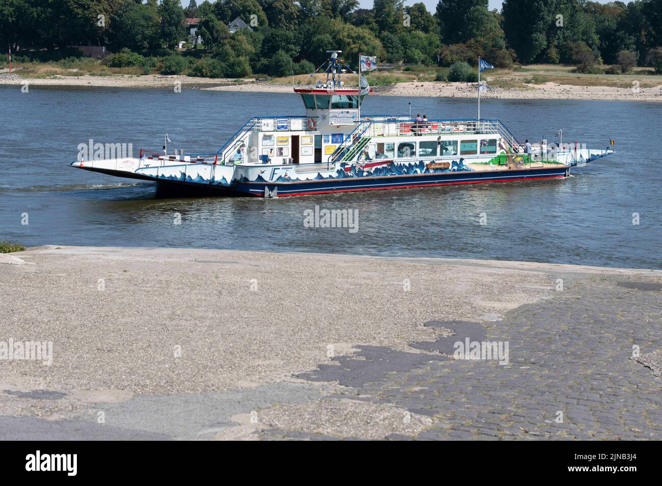 Meerbusch, Allemagne. 10th août 2022. Le ferry du Rhin Michaela II, a coulé, sur la rive gauche du Rhin près de Langst, le Rhin a un faible niveau d'eau, la rive a séché, l'eau basse dans le Rhin près de Langst/Kaiserswerth, au ferry du Rhin Kaiserswerth - Langst à Meerbusch, 10 août 2022, ? Credit: dpa/Alay Live News Banque D'Images