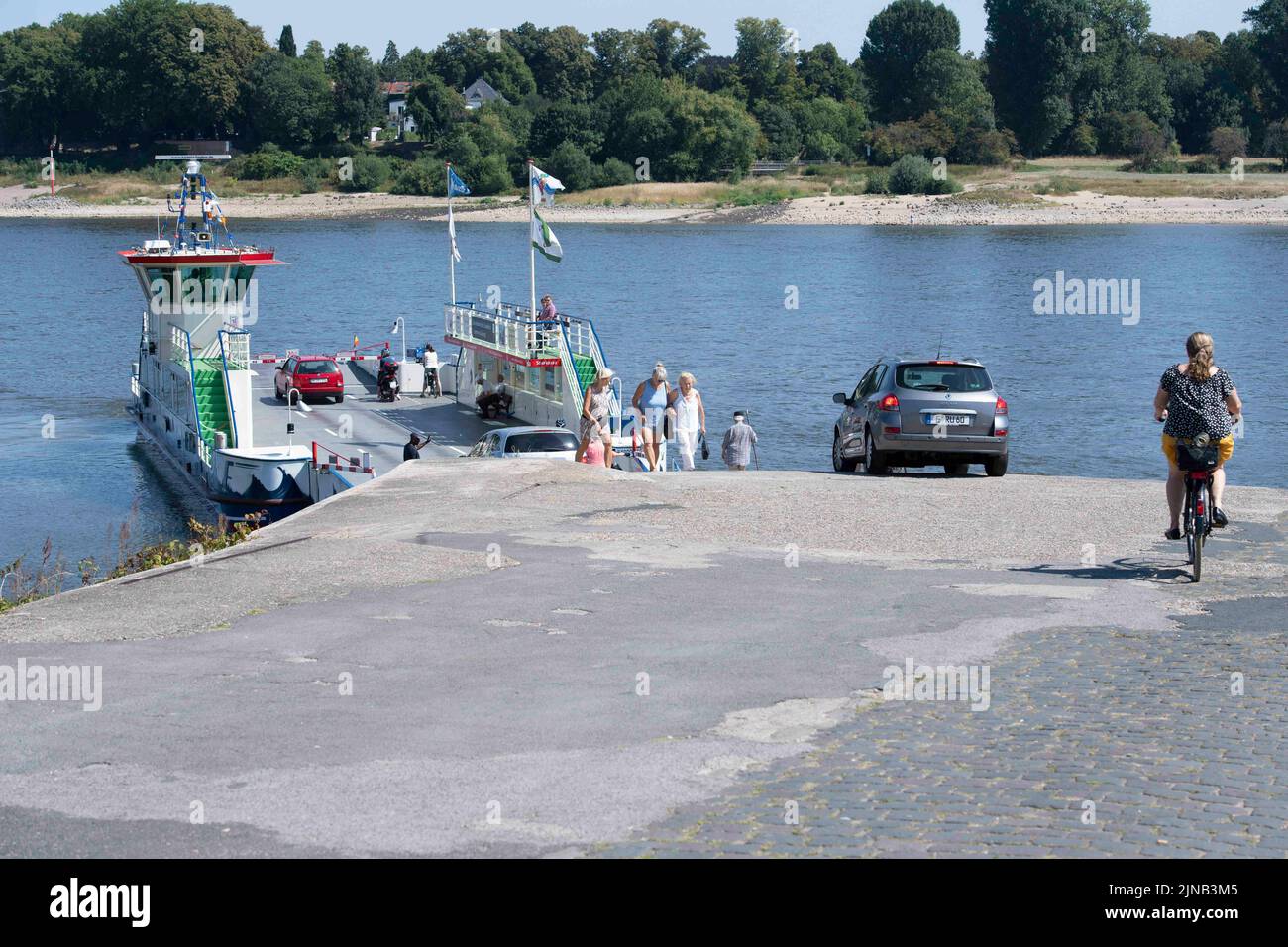 Les véhicules et les piétons entrent et conduisent sur le ferry du Rhin Michaela II, sur la rive gauche du Rhin près de Langst, le Rhin a un niveau d'eau bas, la banque a séché, l'eau basse dans le Rhin près de Langst/Kaiserswerth, au ferry du Rhin Kaiserswerth - Langst à Meerbusch, 10 08 2022, © Banque D'Images