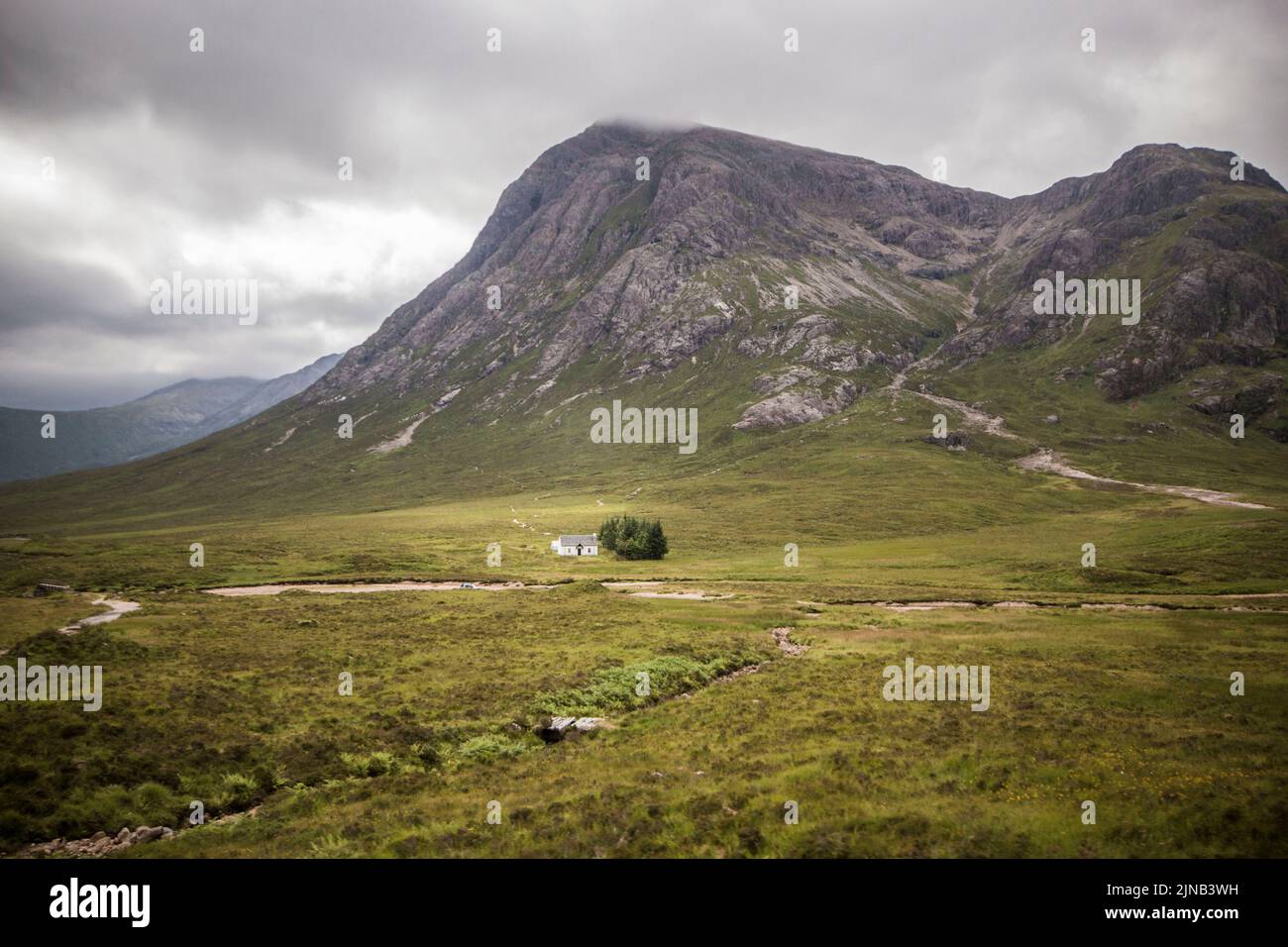 Les hauts plateaux de l'Écosse avec une petite maison dans le milieu Banque D'Images