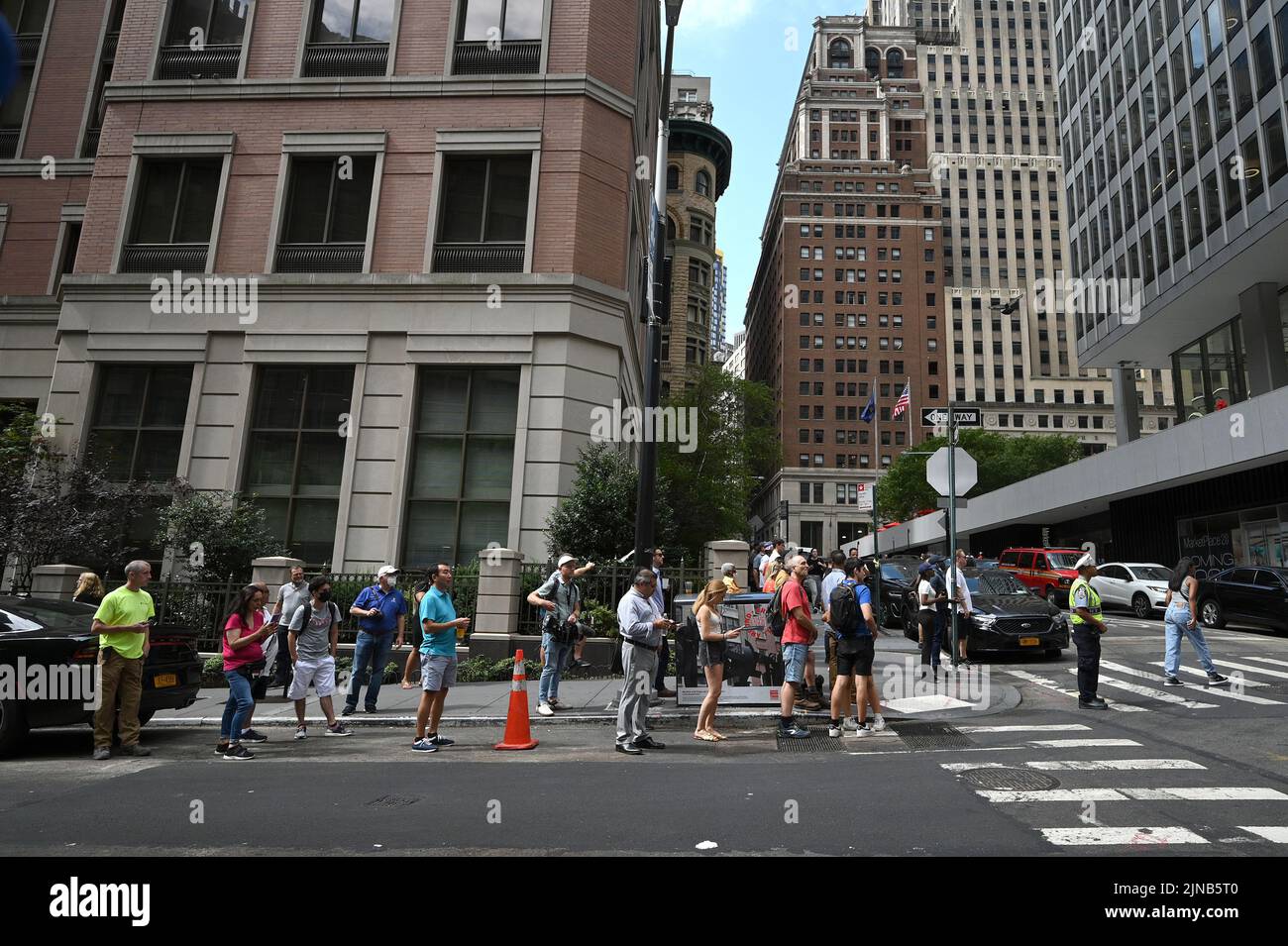 Des membres de la presse et des spectateurs se trouvent en face du bureau du procureur général de New York, Letitia James, sur Liberty Street, alors que l'ancien président américain Trump s'est réuni pour son dépôt prévu, à New York, NY, 10 août 2022. Trump, qui fait l'objet d'une enquête pour avoir pu induire en erreur la valeur des actifs dans ses États financiers en vue d'obtenir des prêts, des assurances et des avantages fiscaux, a invoqué le cinquième amendement. Sans aucun lien de parenté, le FBI a exécuté lundi un mandat de perquisition à la résidence Trump Mar-a-Lago en Floride pour le traitement de documents classifiés. (Photo par Anthony Behar/Sipa USA) Banque D'Images