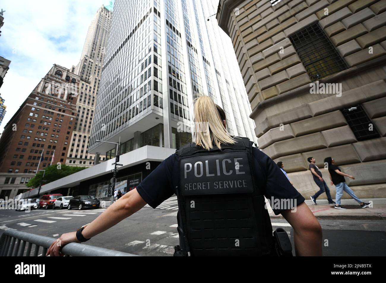 Un agent de la police du service secret se trouve près du stylo des médias installé à l'extérieur du bureau du procureur général de New York Letitia James sur Liberty Street, alors que l'ancien président américain Trump s'est réuni pour son dépôt prévu, New York, NY, 10 août 2022. Trump, qui fait l'objet d'une enquête pour avoir pu induire en erreur la valeur des actifs dans ses États financiers en vue d'obtenir des prêts, des assurances et des avantages fiscaux, a invoqué le cinquième amendement. Sans aucun lien de parenté, le FBI a exécuté lundi un mandat de perquisition à la résidence Trump Mar-a-Lago en Floride pour le traitement de documents classifiés. (Photo par Anthony Behar/Sipa USA) Banque D'Images