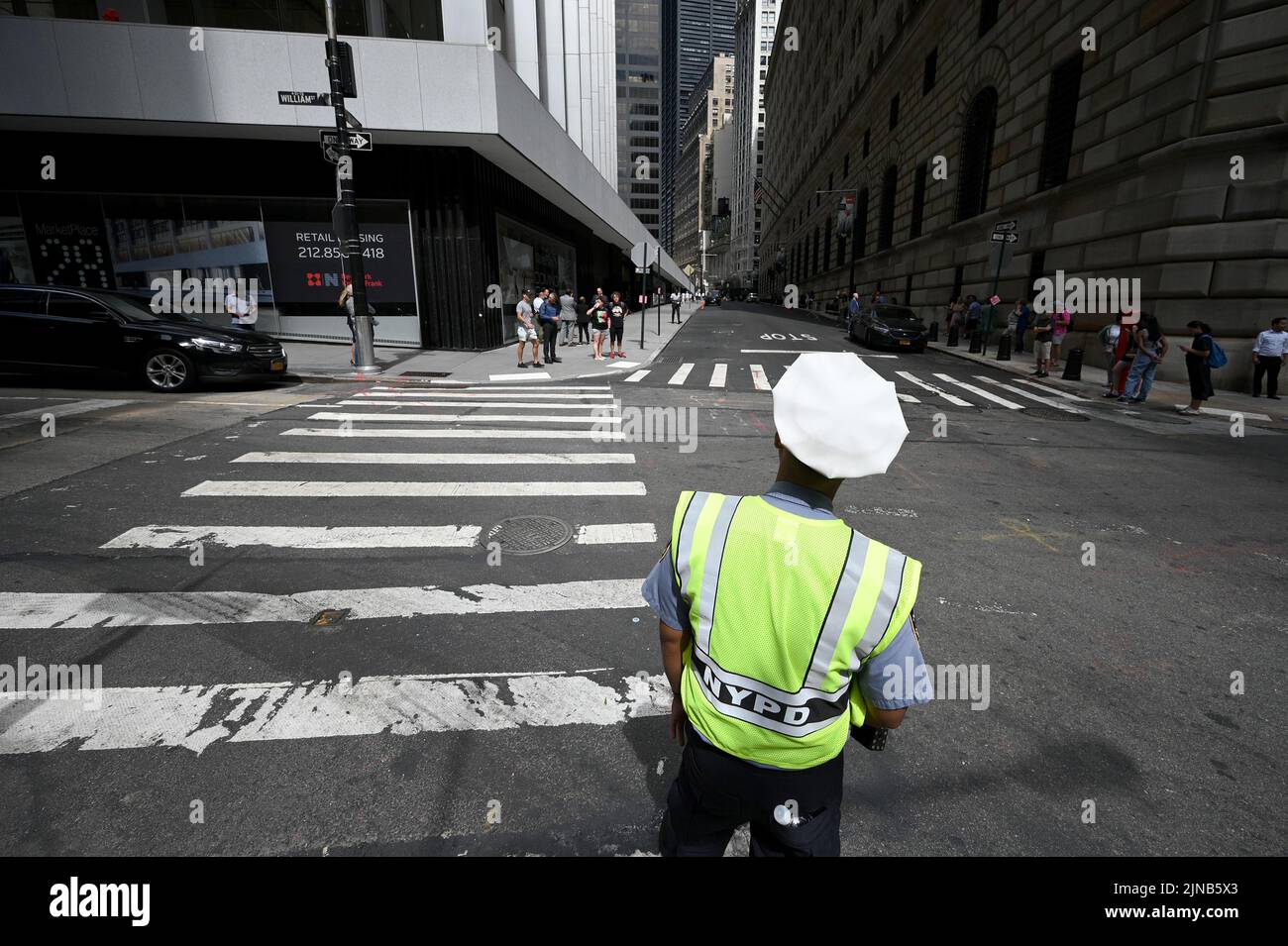 Un agent de circulation NYPD se trouve au coin de la rue, en face du bureau du procureur général de New York Letitia James, sur Liberty Street, alors que l'ancien président américain Trump s'est réuni pour son dépôt prévu, New York, NY, 10 août 2022. Trump, qui fait l'objet d'une enquête pour avoir pu induire en erreur la valeur des actifs dans ses États financiers en vue d'obtenir des prêts, des assurances et des avantages fiscaux, a invoqué le cinquième amendement. Sans aucun lien de parenté, le FBI a exécuté lundi un mandat de perquisition à la résidence Trump Mar-a-Lago en Floride pour le traitement de documents classifiés. (Photo par Anthony Behar/Sipa USA) Banque D'Images
