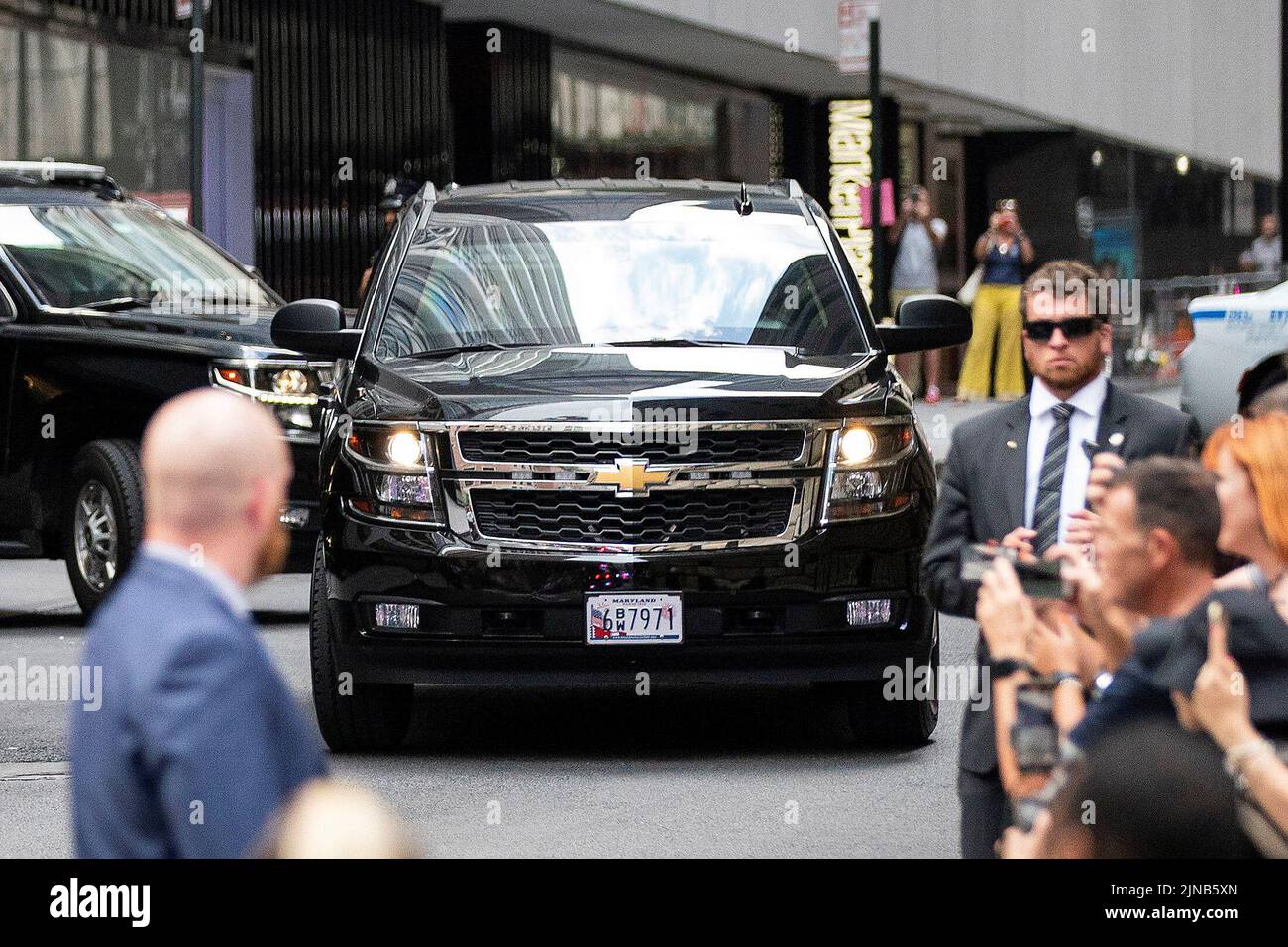Une voiture transportant l'ancien président américain Donald Trump dans un cortège quitte la construction des bureaux du procureur général dans le quartier de Manhattan à New York, New York, États-Unis, 10 août 2022. REUTERS/Eduardo Munoz Banque D'Images