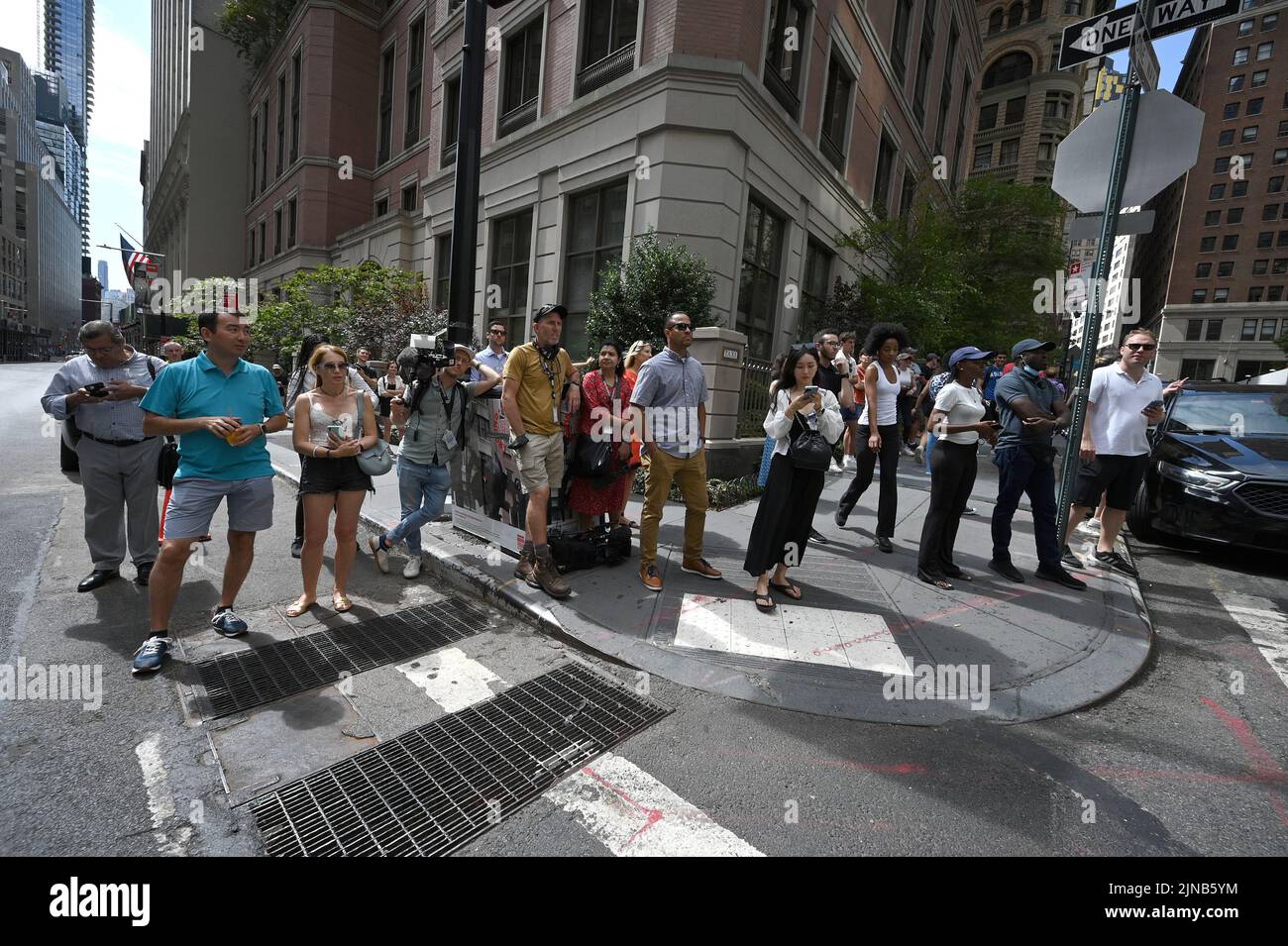 Des membres de la presse et des spectateurs se trouvent en face du bureau du procureur général de New York, Letitia James, sur Liberty Street, alors que l'ancien président américain Trump s'est réuni pour son dépôt prévu, à New York, NY, 10 août 2022. Trump, qui fait l'objet d'une enquête pour avoir pu induire en erreur la valeur des actifs dans ses États financiers en vue d'obtenir des prêts, des assurances et des avantages fiscaux, a invoqué le cinquième amendement. Sans aucun lien de parenté, le FBI a exécuté lundi un mandat de perquisition à la résidence Trump Mar-a-Lago en Floride pour le traitement de documents classifiés. (Photo par Anthony Behar/Sipa USA) Banque D'Images