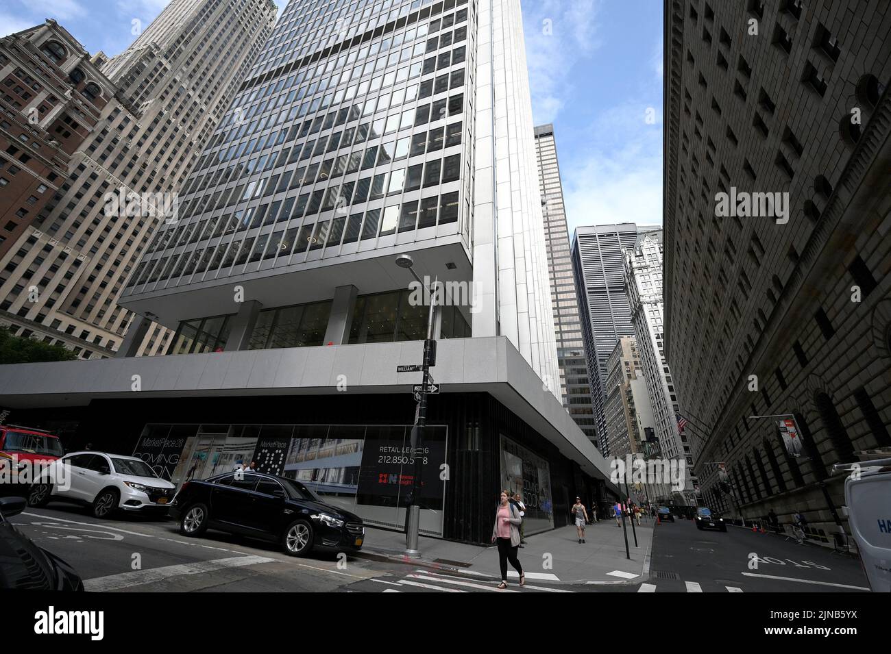 New York, États-Unis. 10th août 2022. Vue du bureau du procureur général de New York Letitia James sur la rue Liberty alors que l'ancien président américain Trump s'est réuni pour son dépôt prévu, New York, NY, 10 août 2022. Trump, qui fait l'objet d'une enquête pour avoir pu induire en erreur la valeur des actifs dans ses États financiers en vue d'obtenir des prêts, des assurances et des avantages fiscaux, a invoqué le cinquième amendement. Sans aucun lien de parenté, le FBI a exécuté lundi un mandat de perquisition à la résidence Trump Mar-a-Lago en Floride pour le traitement de documents classifiés. (Photo par Anthony Behar/Sipa USA) crédit: SIPA USA/Alay Live News Banque D'Images