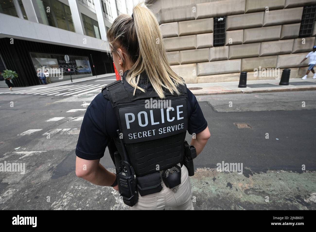 Un agent de la police du service secret se trouve près du stylo des médias installé à l'extérieur du bureau du procureur général de New York Letitia James sur Liberty Street, alors que l'ancien président américain Trump s'est réuni pour son dépôt prévu, New York, NY, 10 août 2022. Trump, qui fait l'objet d'une enquête pour avoir pu induire en erreur la valeur des actifs dans ses États financiers en vue d'obtenir des prêts, des assurances et des avantages fiscaux, a invoqué le cinquième amendement. Sans aucun lien de parenté, le FBI a exécuté lundi un mandat de perquisition à la résidence Trump Mar-a-Lago en Floride pour le traitement de documents classifiés. (Photo par Anthony Behar/Sipa USA) Banque D'Images