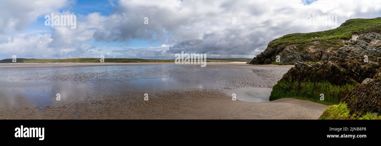 paysage panoramique de la plage de sable doré de Maghera avec rochers et falaises recouverts d'algues au premier plan Banque D'Images