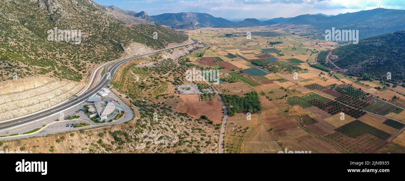 Vue panoramique aérienne sur l'autoroute Moreas au mont Artemisio. A7 commence juste à l'ouest de l'isthme de Corinthe, en partant de la route nationale grecque 8 Banque D'Images