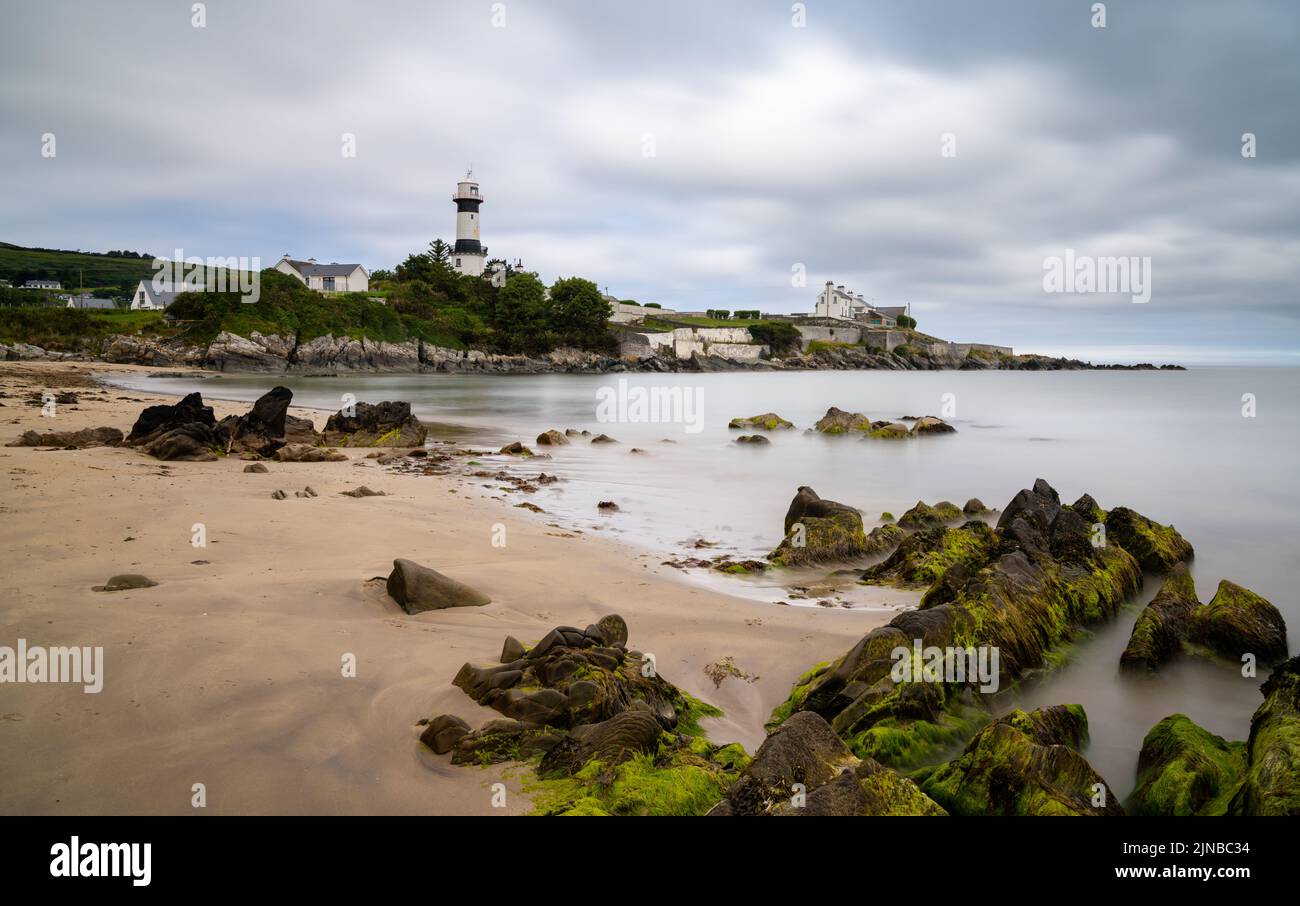 Stroove, Irlande - 9 juillet 2022 : vue sur le phare historique de Stroove et la plage sur la péninsule d'Inishowen, sur la route pittoresque de l'Atlantique sauvage en Irlande Banque D'Images