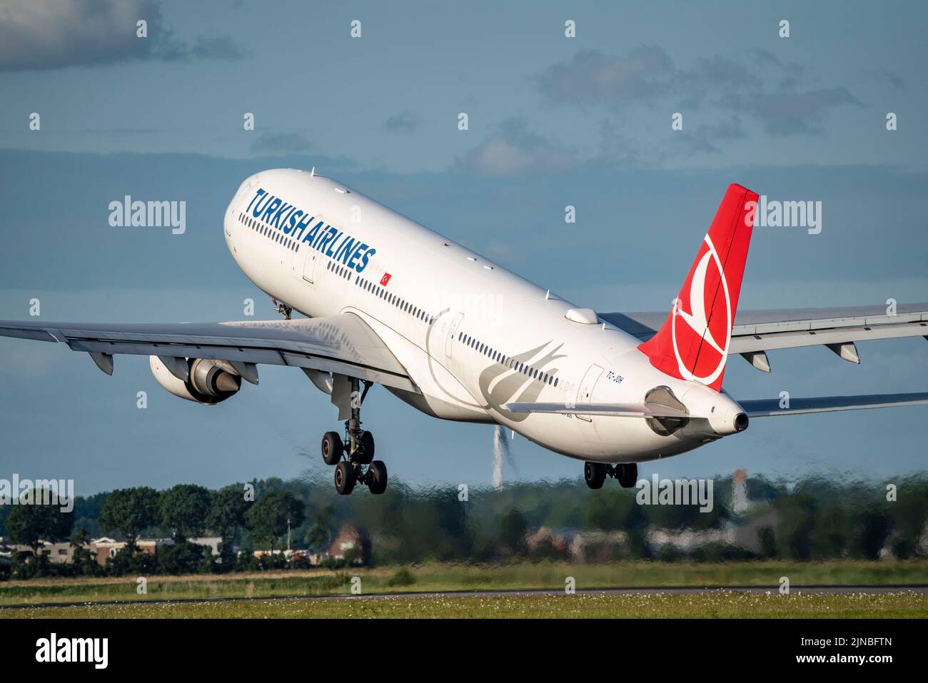Aéroport d'Amsterdam Shiphol, Polderbaan, l'une des 6 pistes, contrôle aérien de tour, TC-JOH Turkish Airlines Airbus A330-300, décollage, Banque D'Images