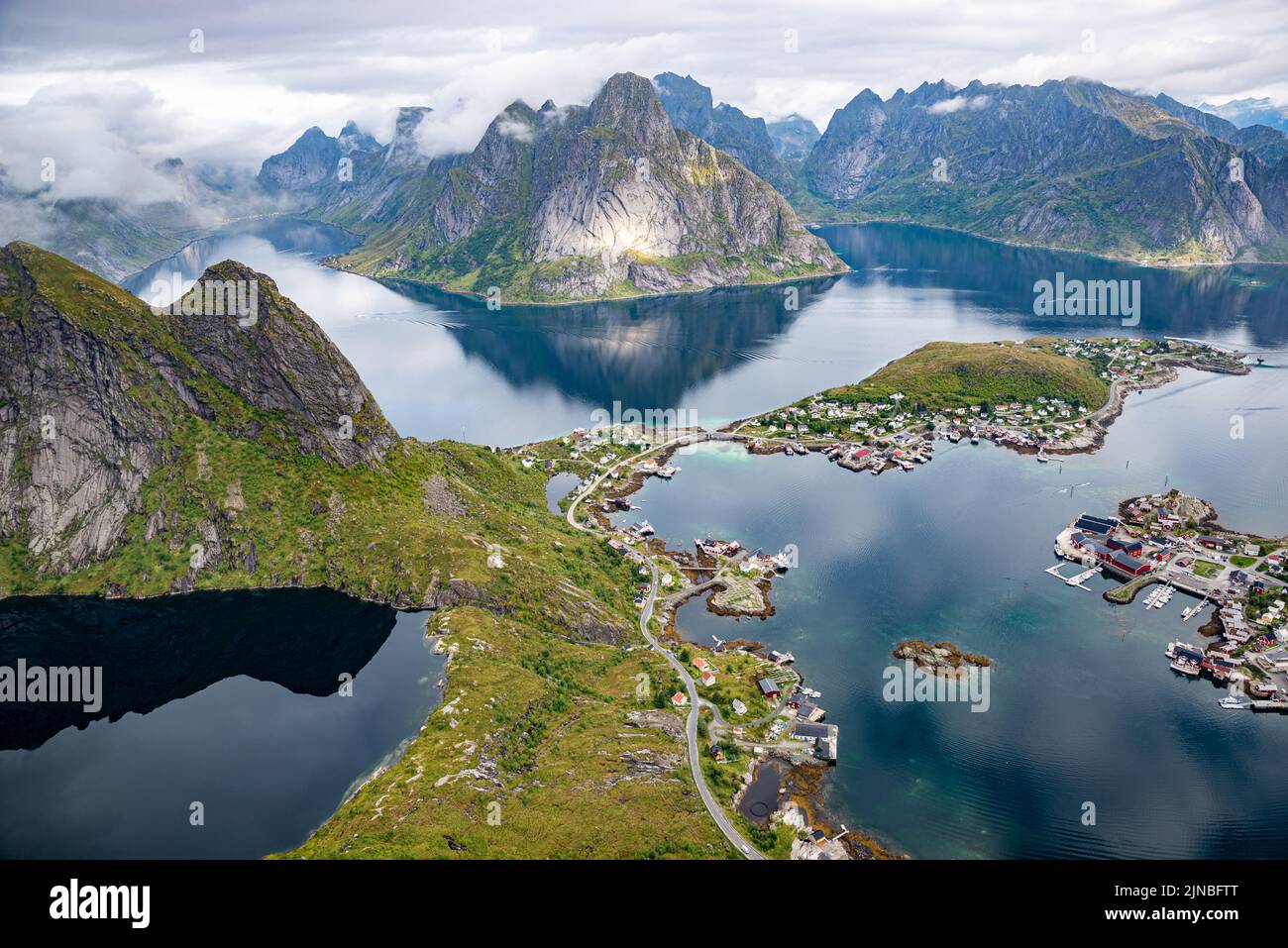 Villages de Reine et Hamnoy vus de la montagne de Reinebringen, îles Lofoten, Norvège Banque D'Images