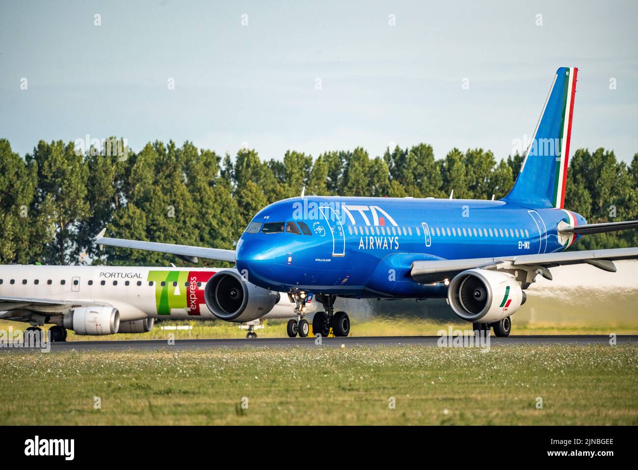 Aéroport d'Amsterdam Shiphol, Polderbaan, l'une des 6 pistes, sur le taxi à décollage, EI-IMX, ITA Airways Airbus A319-100. Banque D'Images