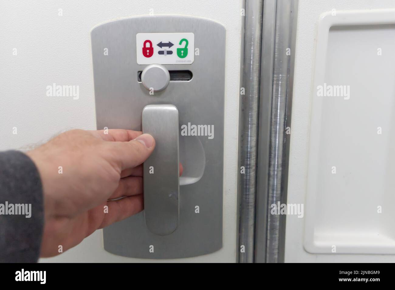 Bouton de verrouillage de porte pour toilettes sur l'avion Banque D'Images