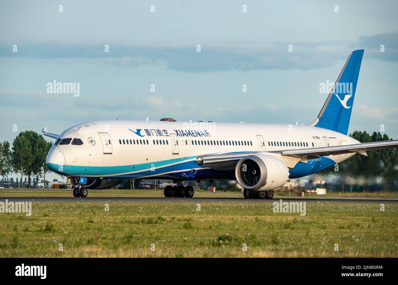 Aéroport d'Amsterdam Shiphol, Polderbaan, l'une des 6 pistes, sur le taxi pour le décollage, B-7836, Xiamen Airlines Boeing 787-9 Dreamliner. Banque D'Images