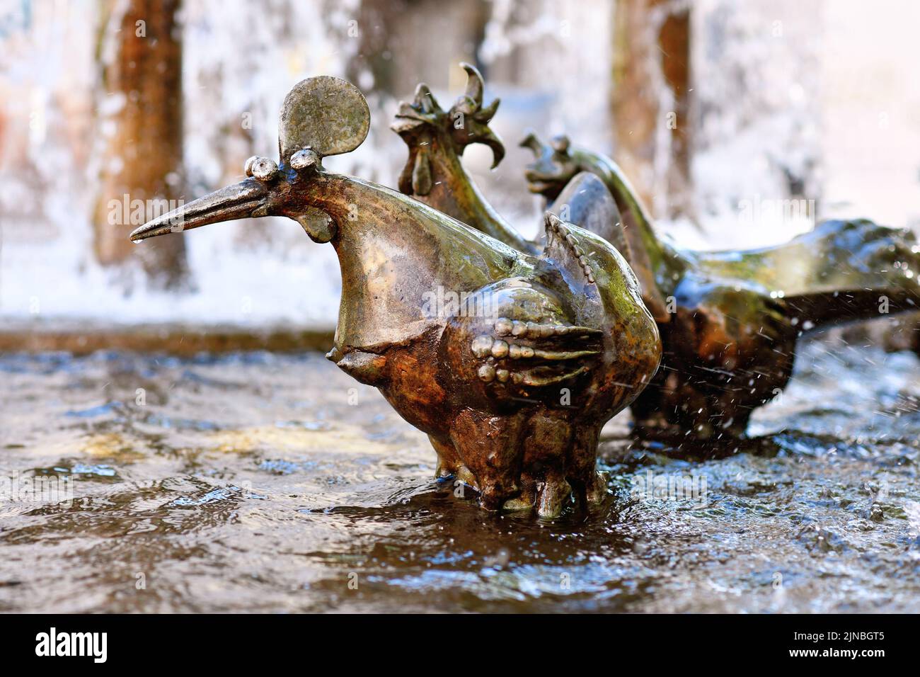 Neustadt an der Weinstrasse, Allemagne - août 2022 : sculpture à la fontaine 'Elwedritsche Brunnen'. Elwedritsche est un mélange mythique de poulets Banque D'Images