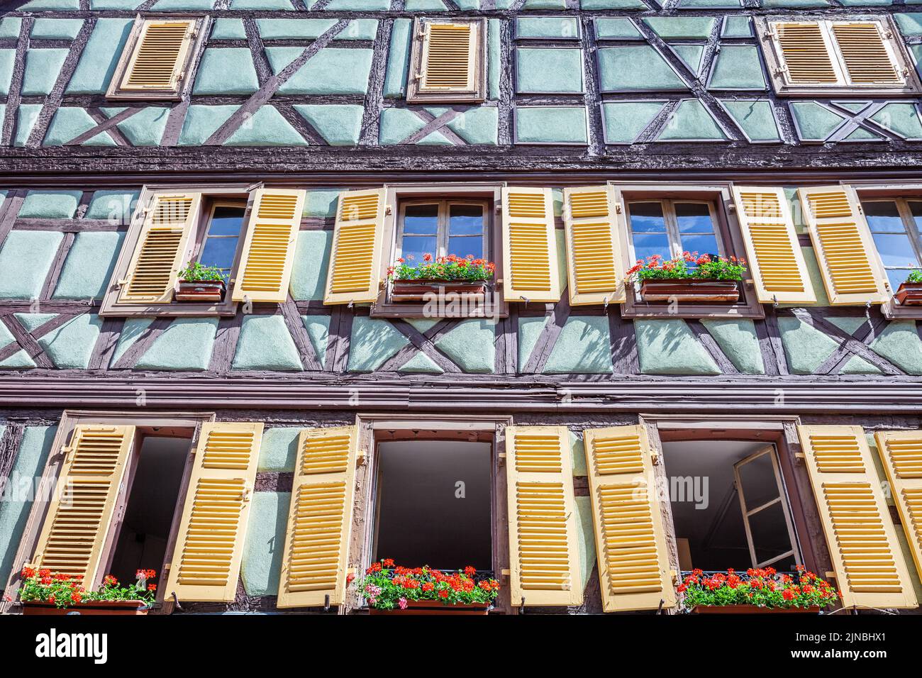 L'architecture alsacienne de Colmar au printemps avec des fleurs, dans l'est de la France Banque D'Images