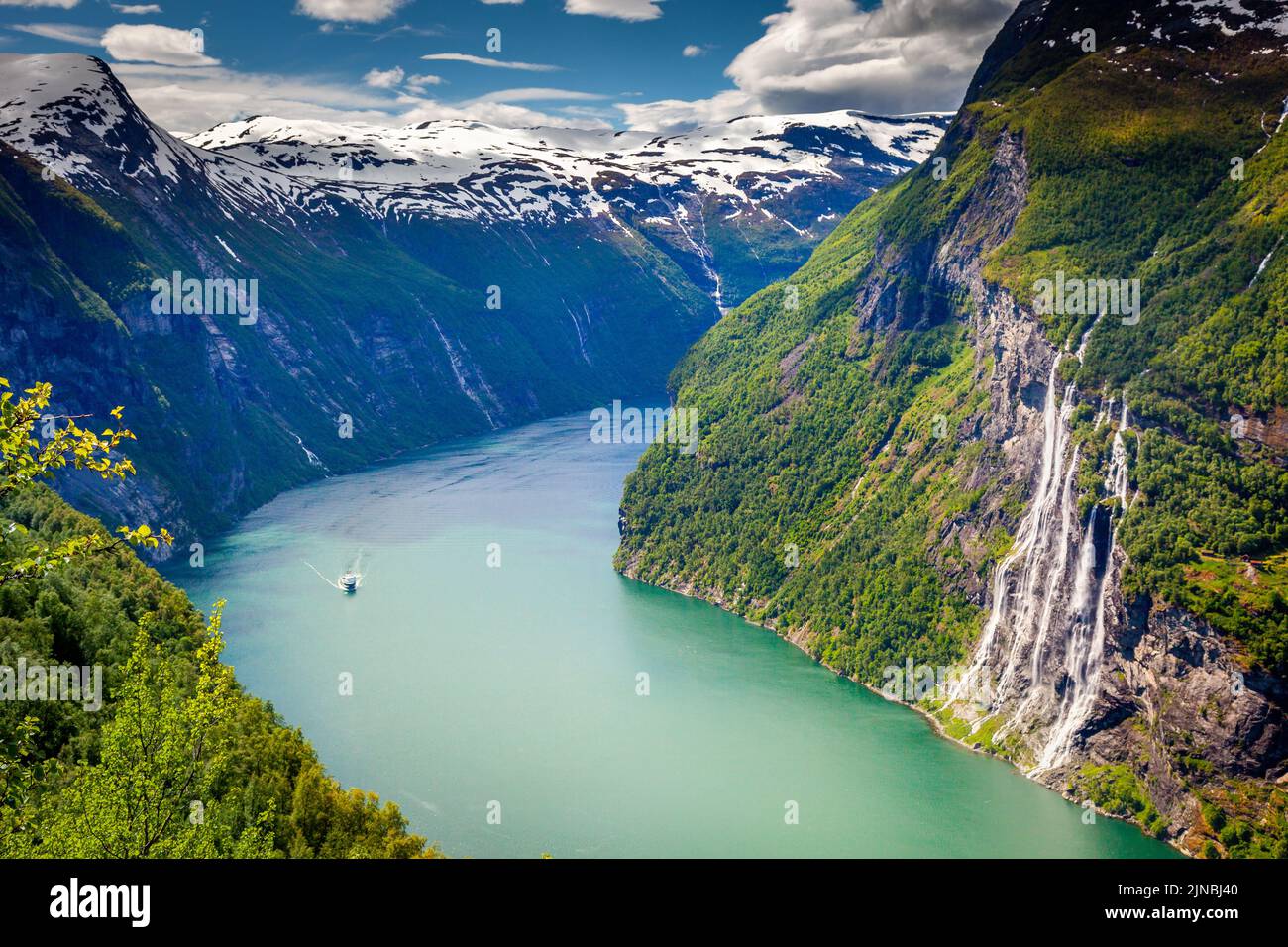 Ferry traversant le Geirangerfjord et les chutes d'eau de Seven Sisters, Norvège Banque D'Images