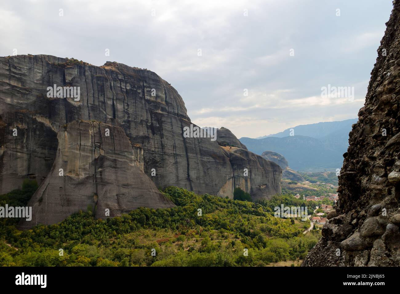 Météores - massif de grès et de roches conglomérées dans le centre de la Grèce à l'extrémité nord-ouest de la plaine thessalie près de la ville de Kalambaka avec Banque D'Images