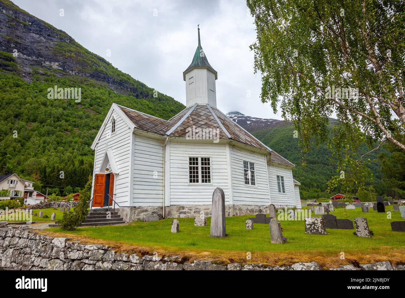 Église catholique en bois de Bakka et pierres tombales à Aurland, Norvège Banque D'Images