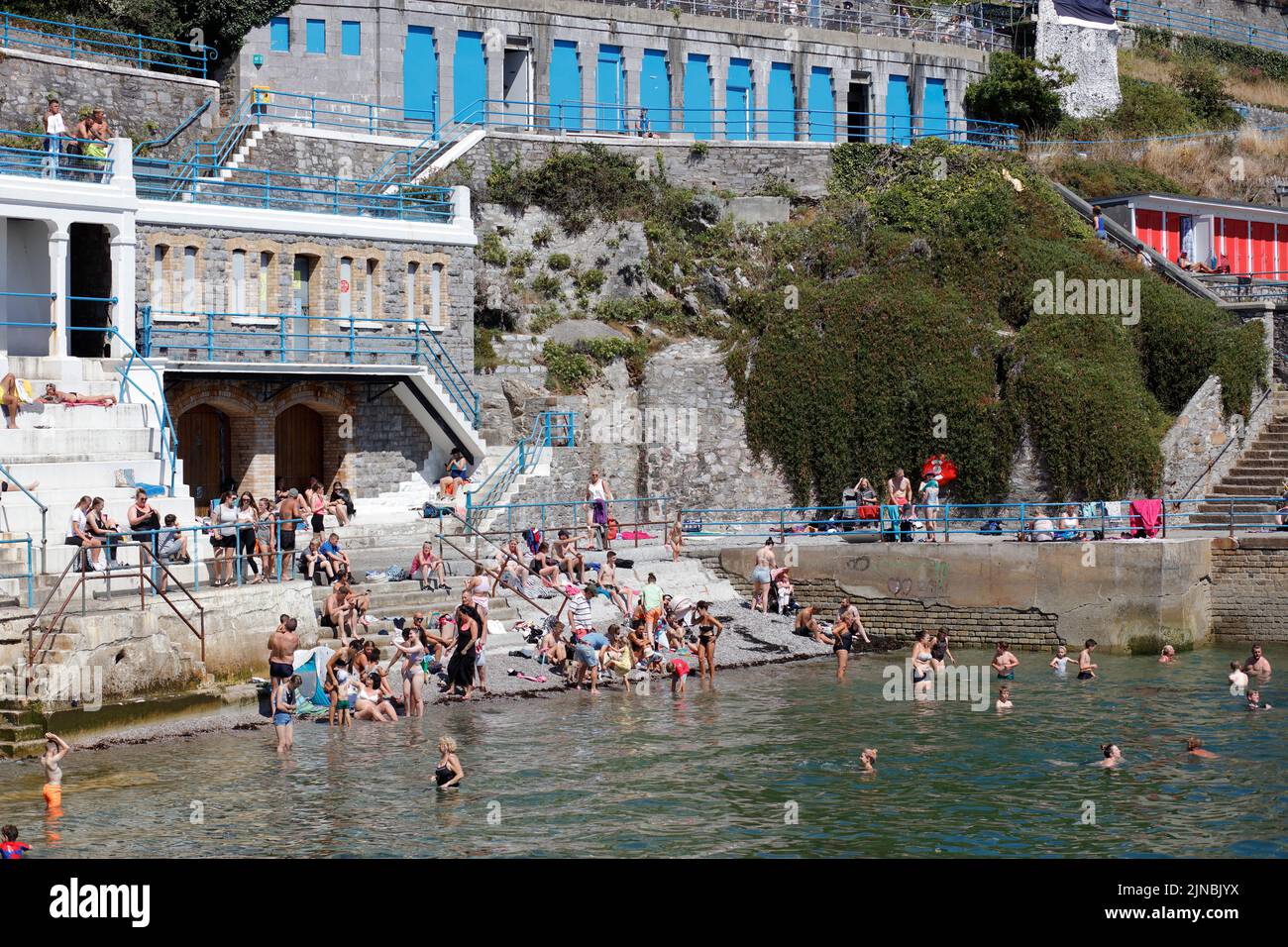 Plymouth, Devon, Royaume-Uni. 10th août 2022. Une journée d'été chaude et ensoleillée au Hoe à Plymouth. Beaucoup de vacanciers prennent le soleil et rafraîchissez-vous dans l'eau Banque D'Images