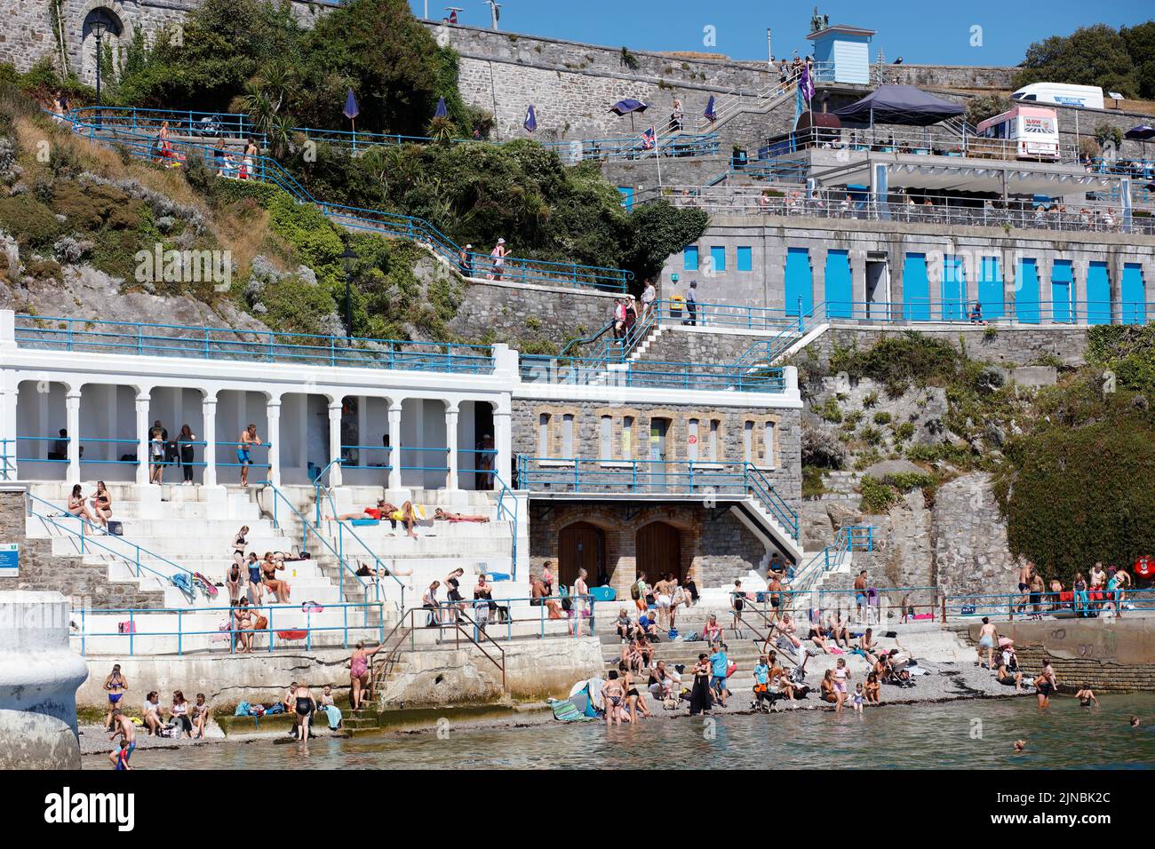 Plymouth, Devon, Royaume-Uni. 10th août 2022. Une journée d'été chaude et ensoleillée au Hoe à Plymouth. Beaucoup de vacanciers prennent le soleil et rafraîchissez-vous dans l'eau Banque D'Images