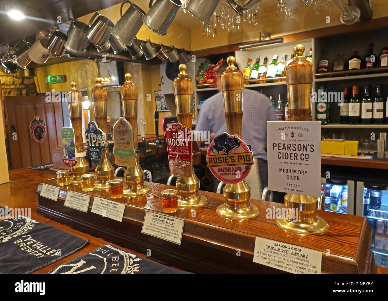 Bar avec pompes à main, au 8 cloches pub, Chipping Camden, Cotswolds Market Town, Cotswold, Oxfordshire, ANGLETERRE, ROYAUME-UNI, GL55 6AA Banque D'Images