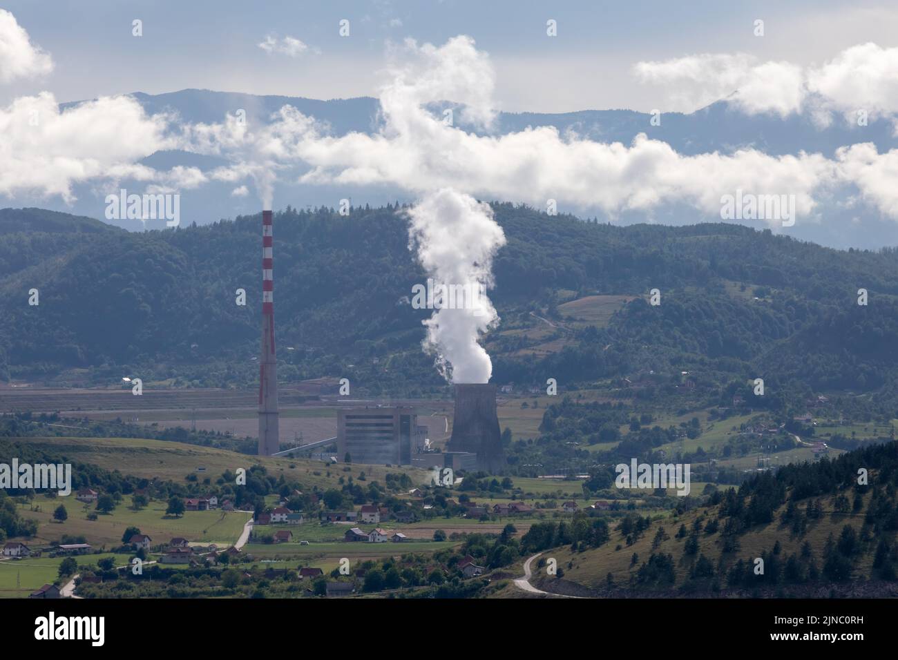 Une usine thermoélectrique la plus bigante 'Pljevlja' près de la ville de Pljevlja au Monténégro, avec de grandes cheminées dans un paysage rural Banque D'Images