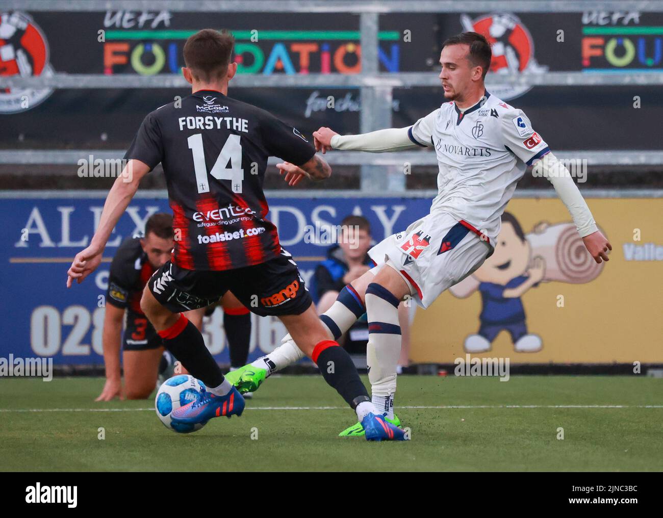 Seaview, Belfast, Irlande du Nord, Royaume-Uni. 28 juillet 2022. Deuxième cycle de qualification de la Ligue des conférences de l'UEFA (deuxième partie) – Crusaders contre Bâle. Footballeur en action le joueur de football du FC Bâle Liam Millar (7). Banque D'Images