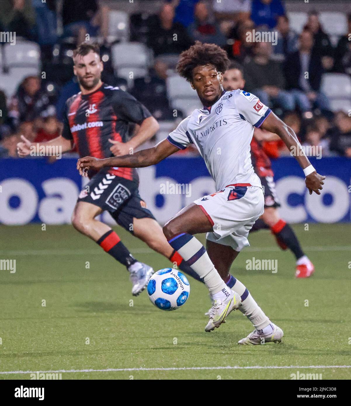 Seaview, Belfast, Irlande du Nord, Royaume-Uni. 28 juillet 2022. Deuxième cycle de qualification de la Ligue des conférences de l'UEFA (deuxième partie) – Crusaders contre Bâle. Footballeur en action le joueur de football du FC Bâle Andy Pelmard (21). Banque D'Images