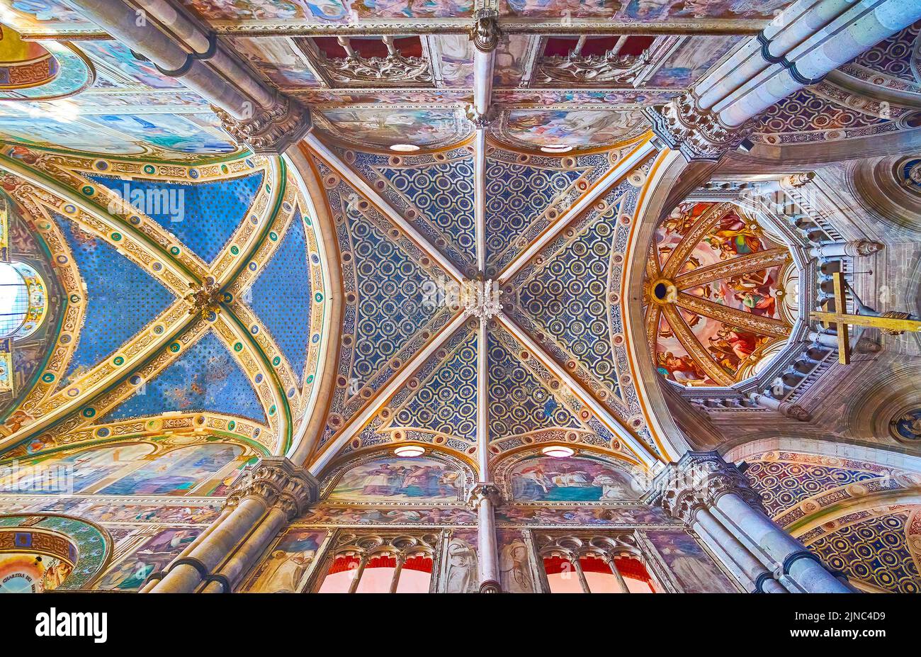 CERTOSA DI PAVIA, ITALIE - 9 AVRIL 2022 : les fresques historiques sur les voûtes du monastère de Certosa di Pavia, sur 9 avril à Certosa di Pavia, Italie Banque D'Images