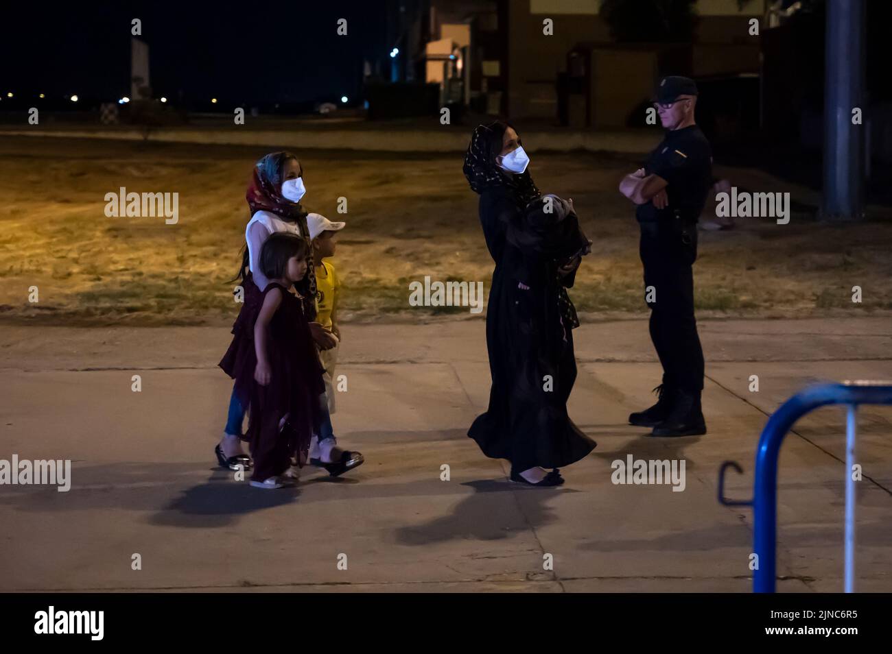 Madrid, Espagne. 10th août 2022. Les réfugiés afghans arrivent à la base aérienne de Torrejon de Ardoz dans un avion affrété par le Ministère de la défense d'Islamabad, au Pakistan, dans le cadre de l'opération du Gouvernement espagnol pour évacuer le personnel qui a collaboré en Afghanistan avec les autorités espagnoles. Environ 300 personnes sont arrivées à Madrid dans le cadre d'une opération qui coïncide avec le premier anniversaire de la chute de Kaboul par les Taliban. Credit: Marcos del Mazo/Alay Live News Banque D'Images