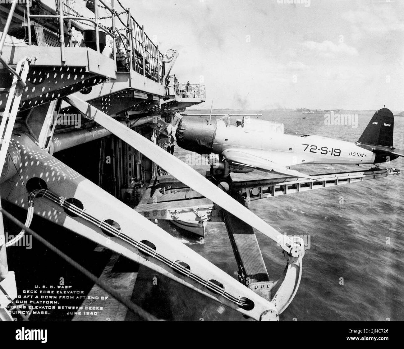 Le porte-avions américain USS Wasp a été le premier porte-avions équipé d'un ascenseur au bord du pont. L'USS Wasp a été coulé après avoir été torpillé pendant l'invasion de Guadalcanal en septembre 1942. Banque D'Images