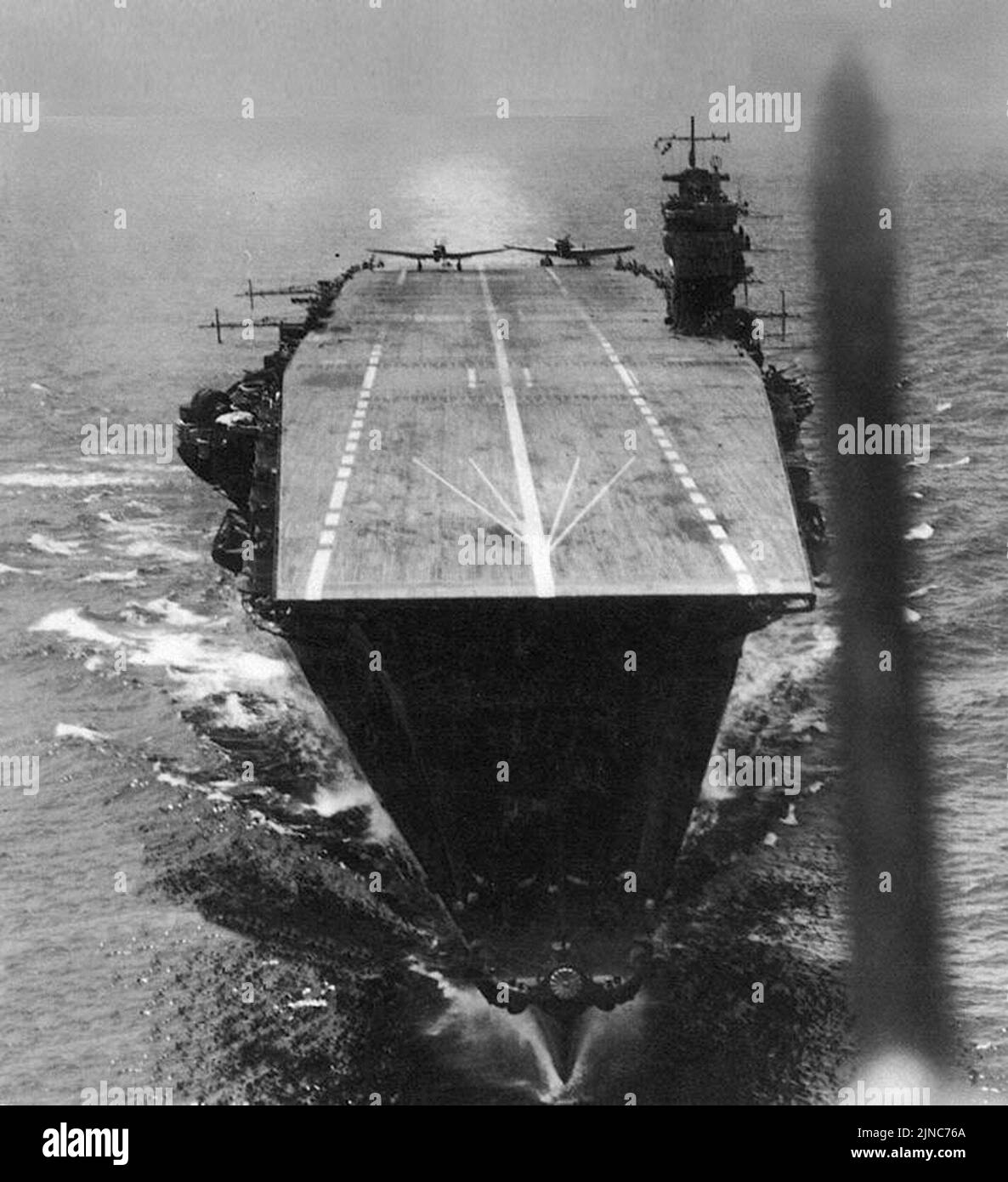 Le porte-étendard japonais Akagi vu d'un avion au départ. Ce transporteur a participé à l'attaque sur Pearl Harbor et a finalement été coulé à la bataille de Midway le 1942 juin Banque D'Images