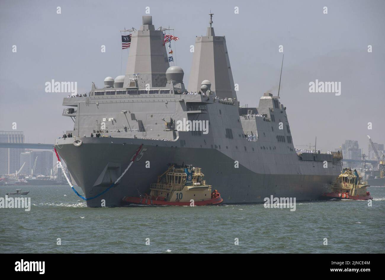 Le navire de transport amphibie USS Somerset (LPD 25) arrive à son nouveau homeport à la base navale de San Diego (13969753071) Banque D'Images